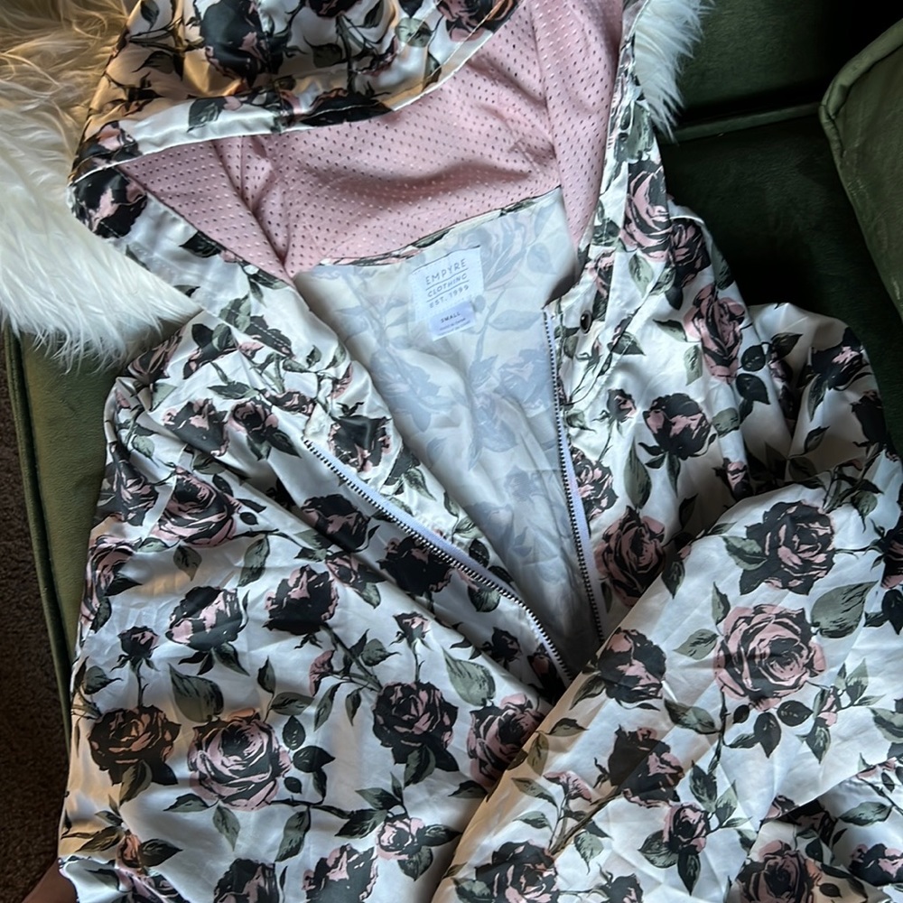 Over the head silk like jacket from zoomies